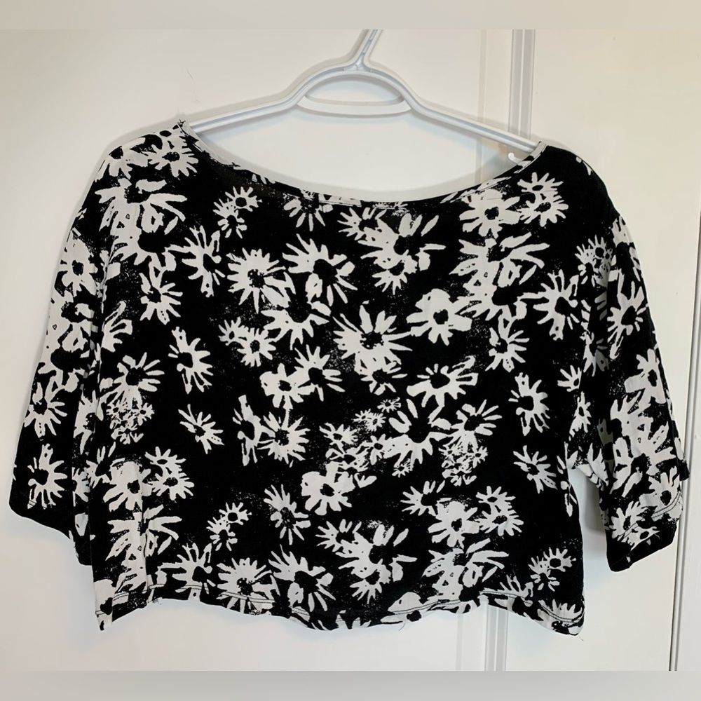 Cropped  Flowy Top from Garage - Picture 2 of 3